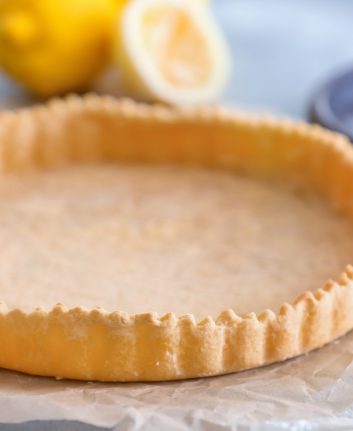 Pâte à tarte cuite à blanc ©Africa Studio shutterstock