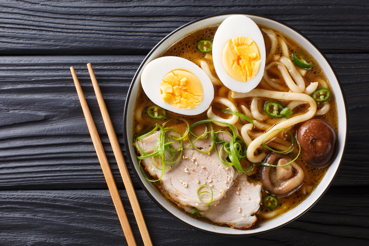 Udon avec porc oeuf champignon © AS Food studio shutterstock