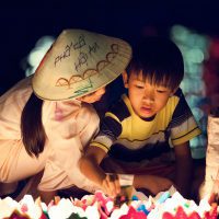 Hoi An - Ventes de bougies © Elena Ermakova shutterstock