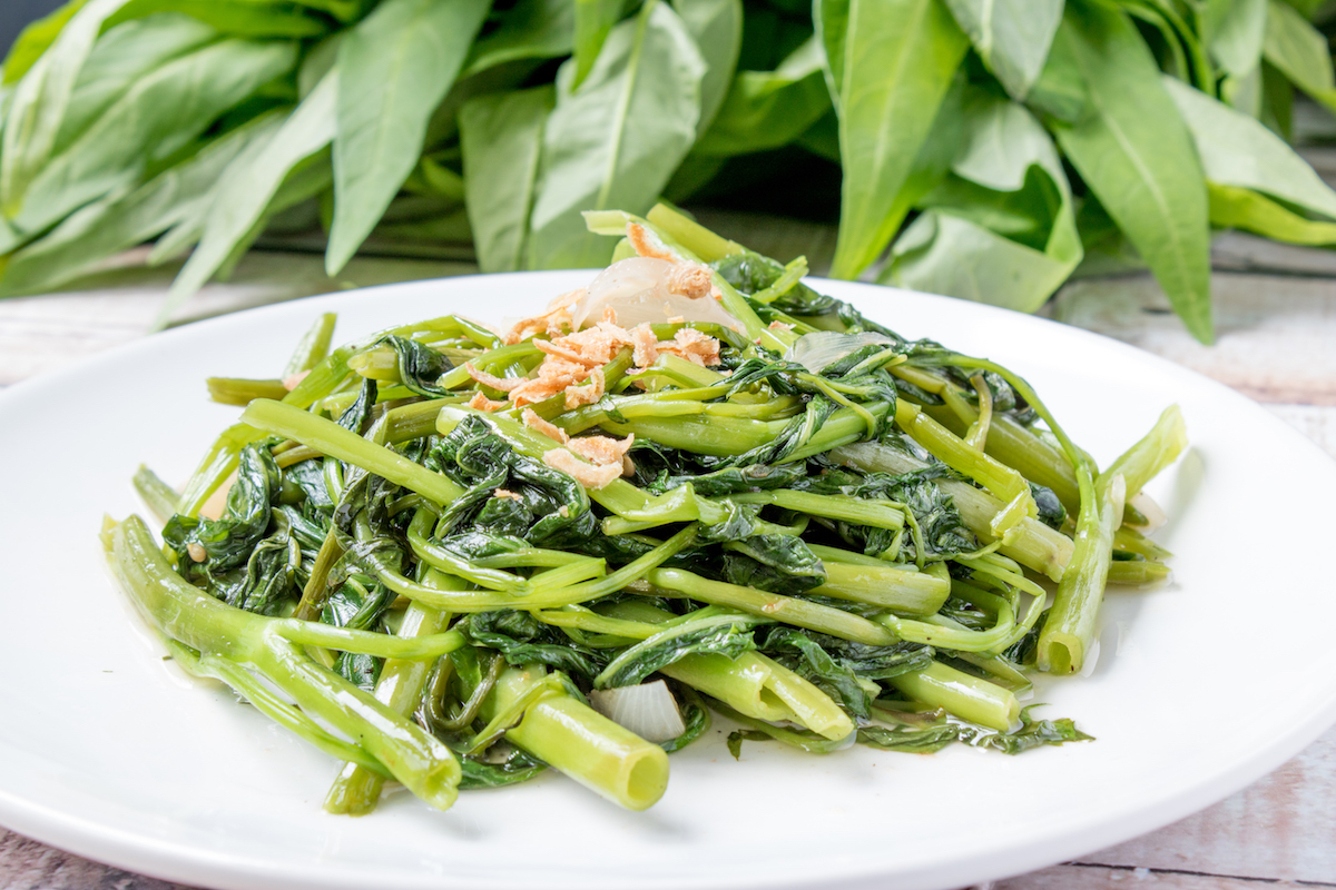 Liseron d'eau sautés ©Aris Setya shutterstock