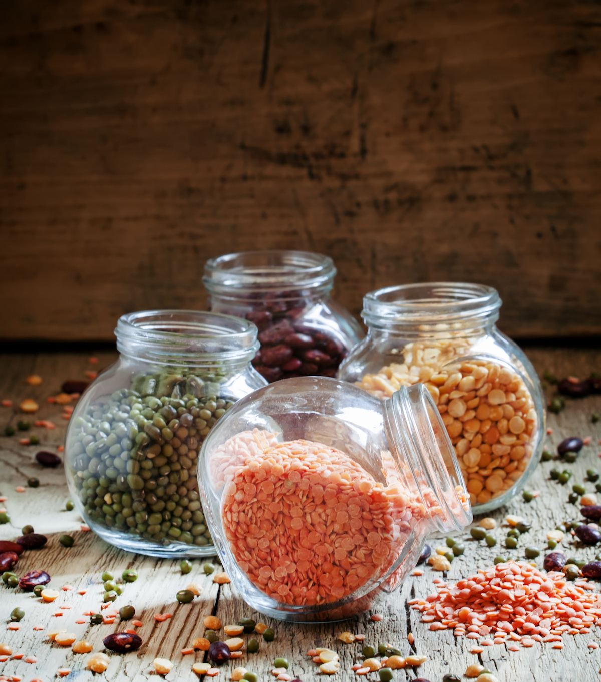 Assortiment de légumes secs dans plusieurs récipients