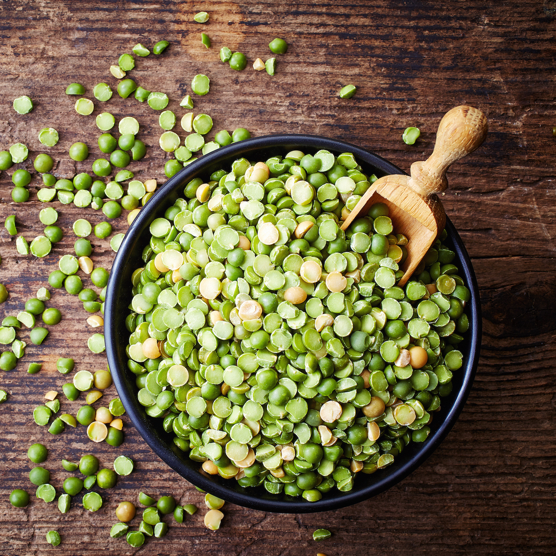 Pois cassés verts présentés dans un bol en bois