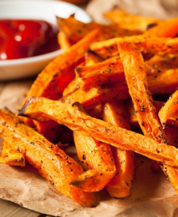 Frites de patate douce au four ©Brent Hofackershutterstock