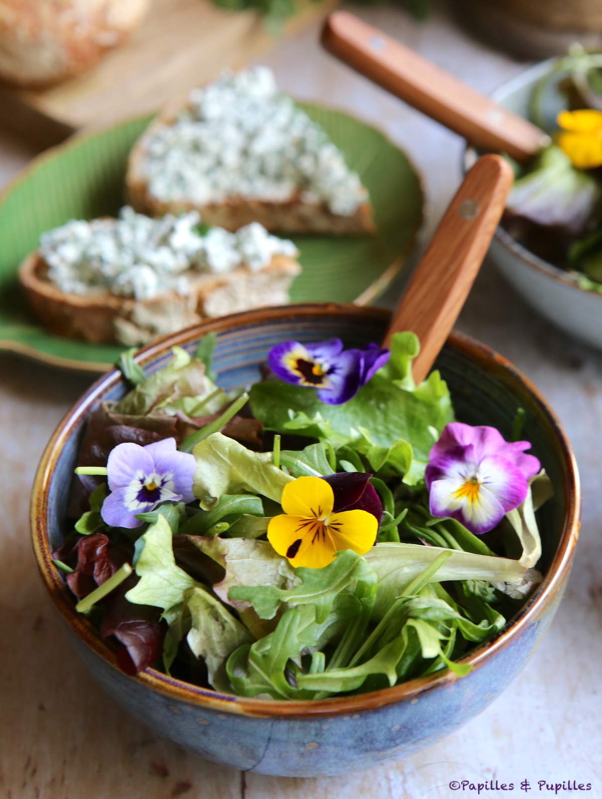 Salade aux fleurs de pensées, tartines de fromage aux herbes