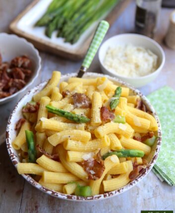 Pâtes aux asperges vertes, pancetta croustillante et Parmesan