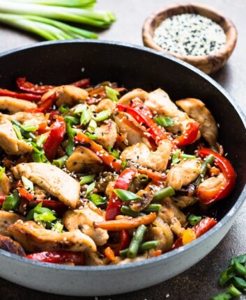 Poulet à la citronnelle, au piment et au curcuma
