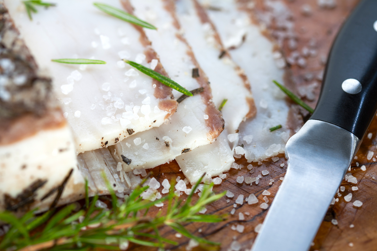 Lard de Colonnata tranché ©Max Barattini shutterstock