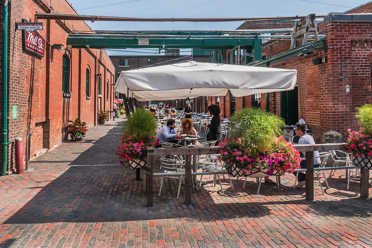 Café - The distillery DIstrict - Toronto ©De Kiev.Victor shutterstock