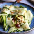Salade de courgettes dattes et pignons de pins