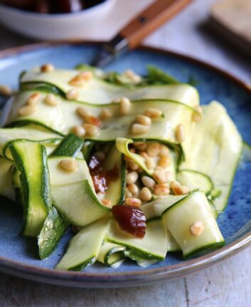 Salade de courgettes dattes et pignons de pins