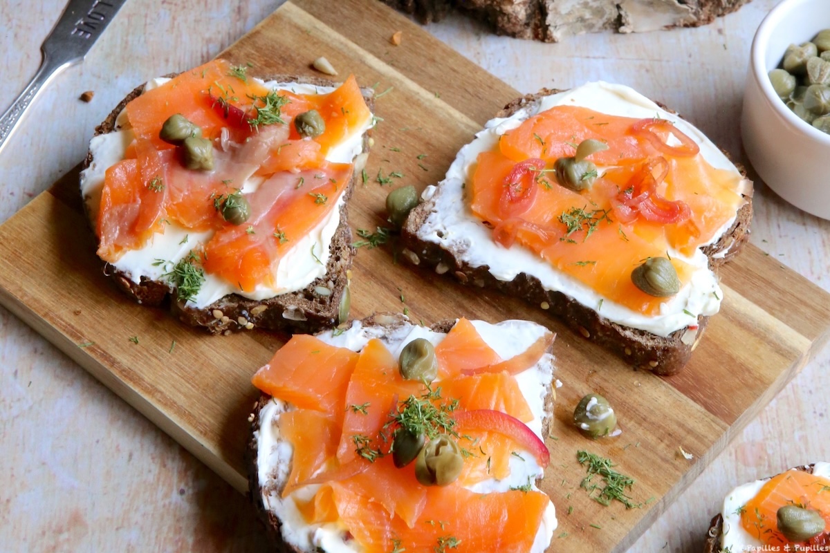 Tartines de pain noir, truite fumée et fromage frais