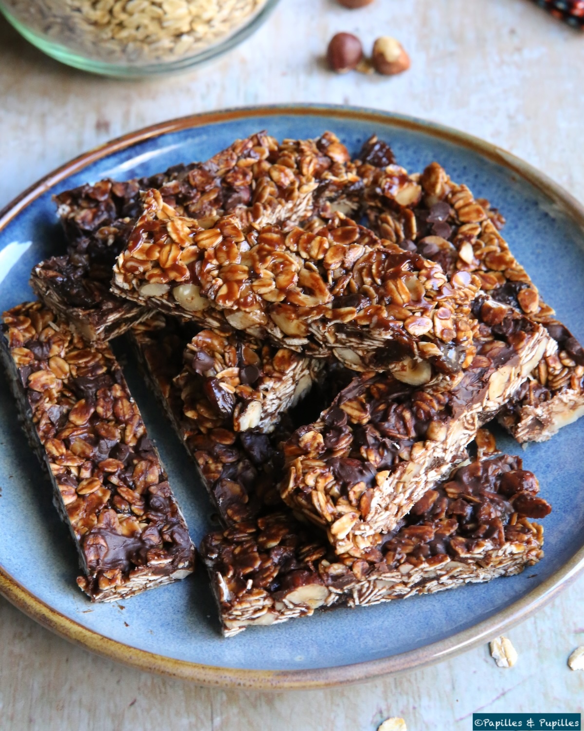 Barres de céréales maison aux pépites de chocolat, texture croustillante et gourmande