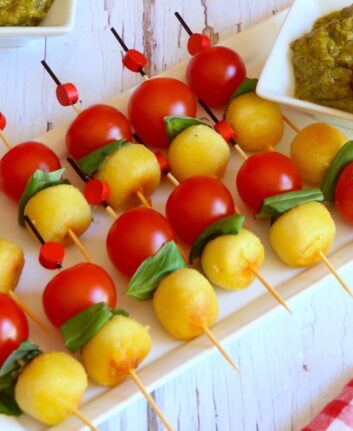 Brochettes de gnocchis tomate mozza et pesto à la pistache