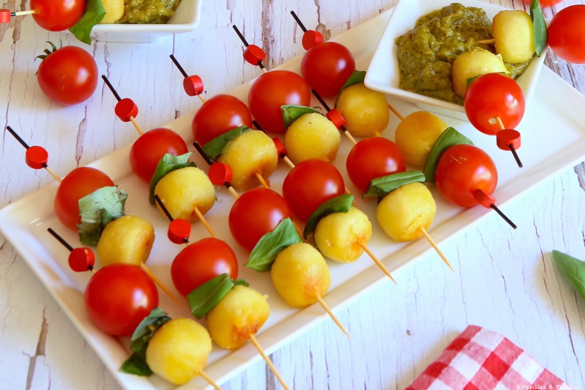 Brochettes de gnocchis tomate mozza et pesto à la pistache