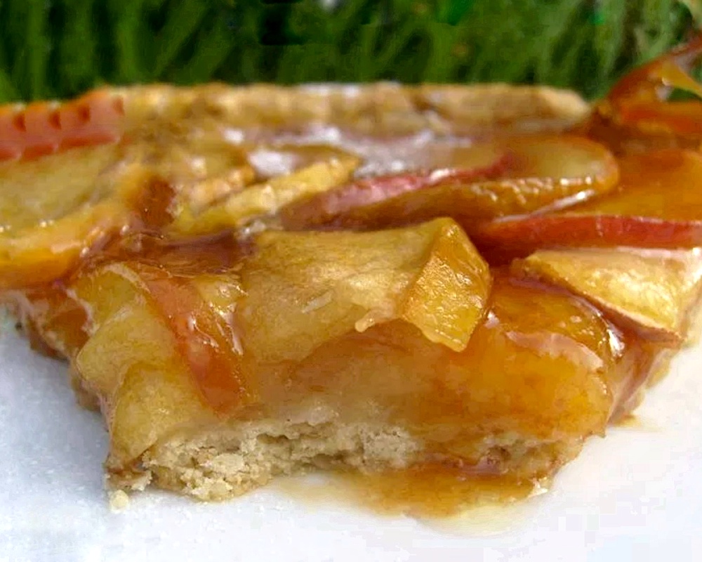Айвовый яблочный пирог с карамелью