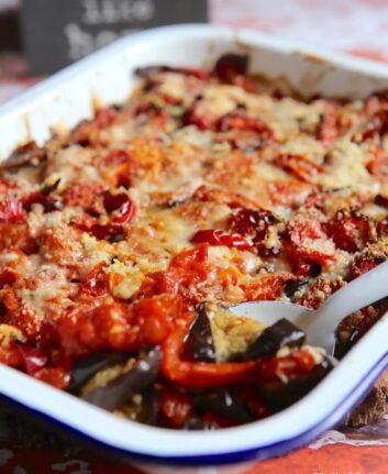 Gratin d'aubergines, tomates et poivrons au Parmesan