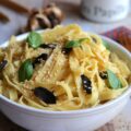 Pâtes à l'ail noir, au sésame et au basilic