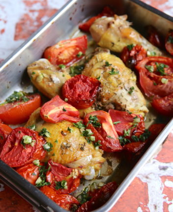 Cuisses de poulet aux tomates et thym