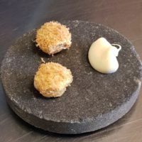 Brioche vapeur, poutargue norvégienne et crème aigre