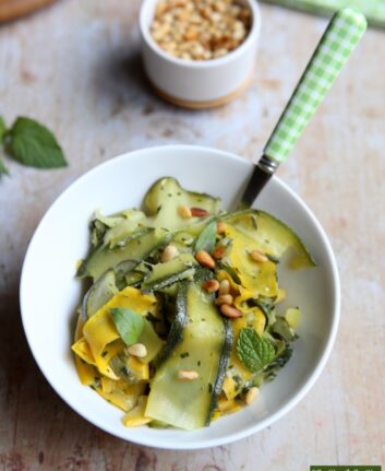 Courgettes aux herbes fraîches, citron confit et pignons