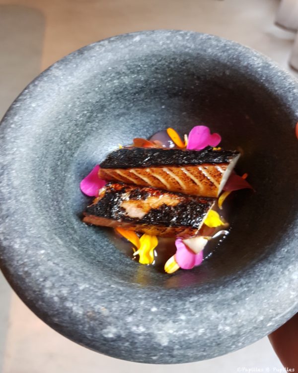 Maquereau, tomate, rhubarbe et fleurs d'églantier