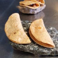 Pancake à la farine d'épeautre, prune fermentée, lard façon Colonata et lardons fumés