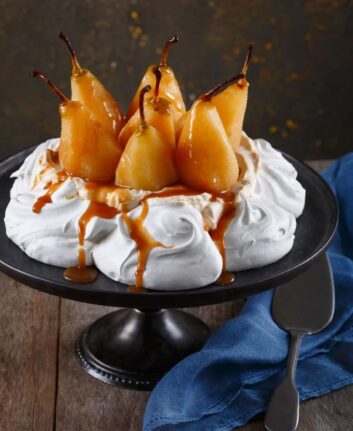 Pavlova aux poires et caramel à la fleur de sel