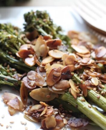 Bimis (broccolinis) sautés aux amandes et sésame
