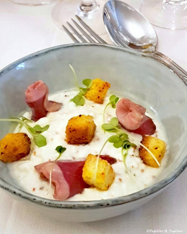 Faisselle au paprika et à la cacahuète, magret fumé, croûtons de brioche