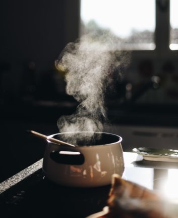 Préparation d'une gastrique © Gaelle Marcel on Unsplash