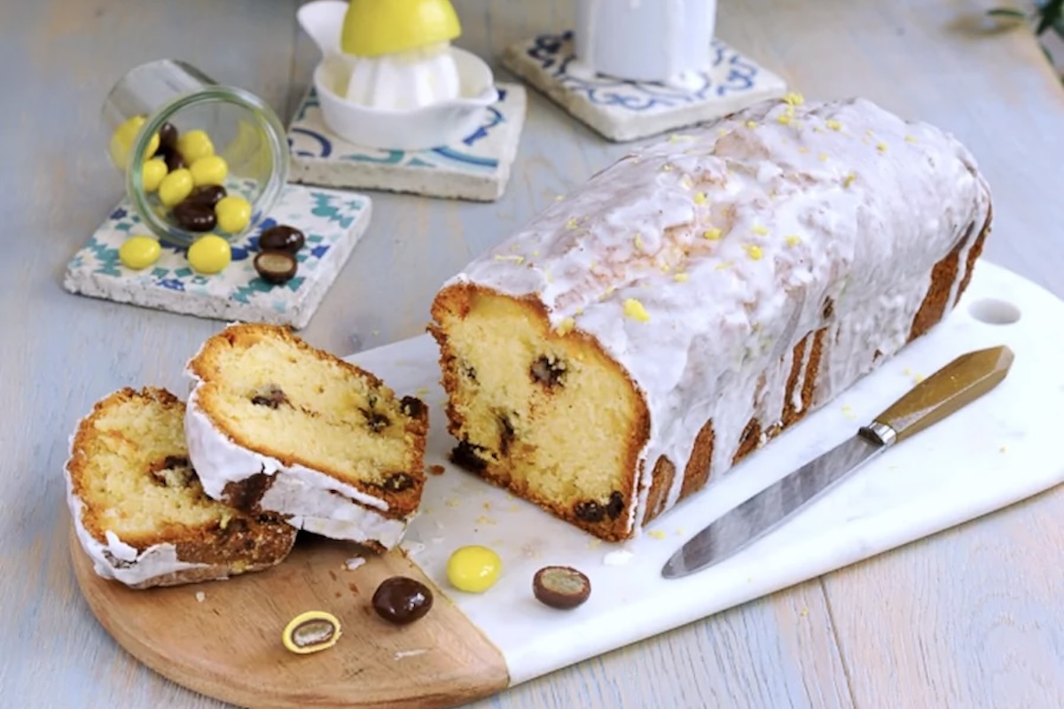 Cake au citron confit et aux deux chocolats, texture moelleuse et glaçage citron