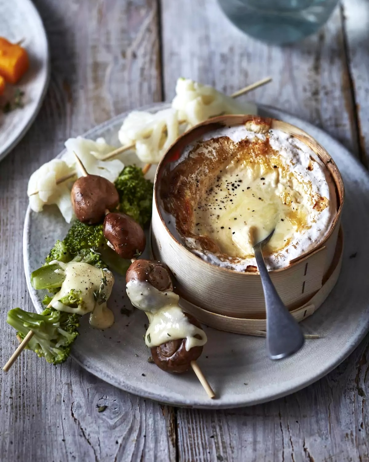 Mont d'or et brochettes de légumes