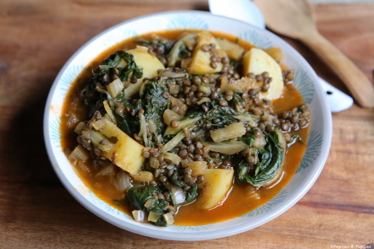 Soupe hivernale aux lentilles, blettes et pommes de terre servie en plat