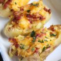 Pommes de terre au four farcies aux lardons et Cheddar