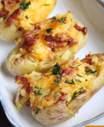 Pommes de terre au four farcies aux lardons et Cheddar