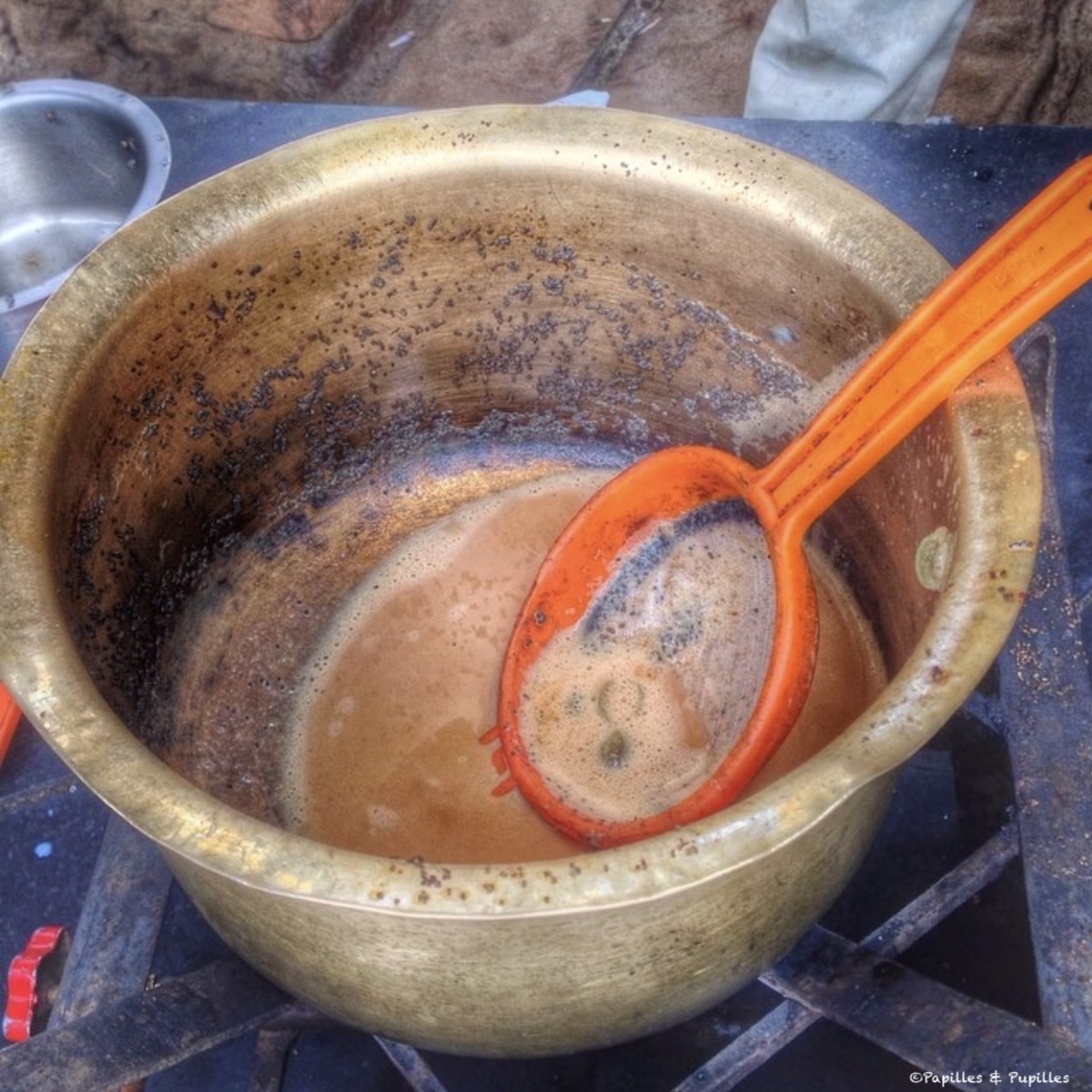 Préparation du Chai Latte en Inde