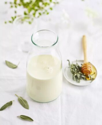 Lait infusé à la sauge