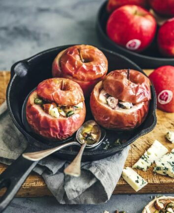 Pommes aux four farcies aux fruits secs et au Roquefort