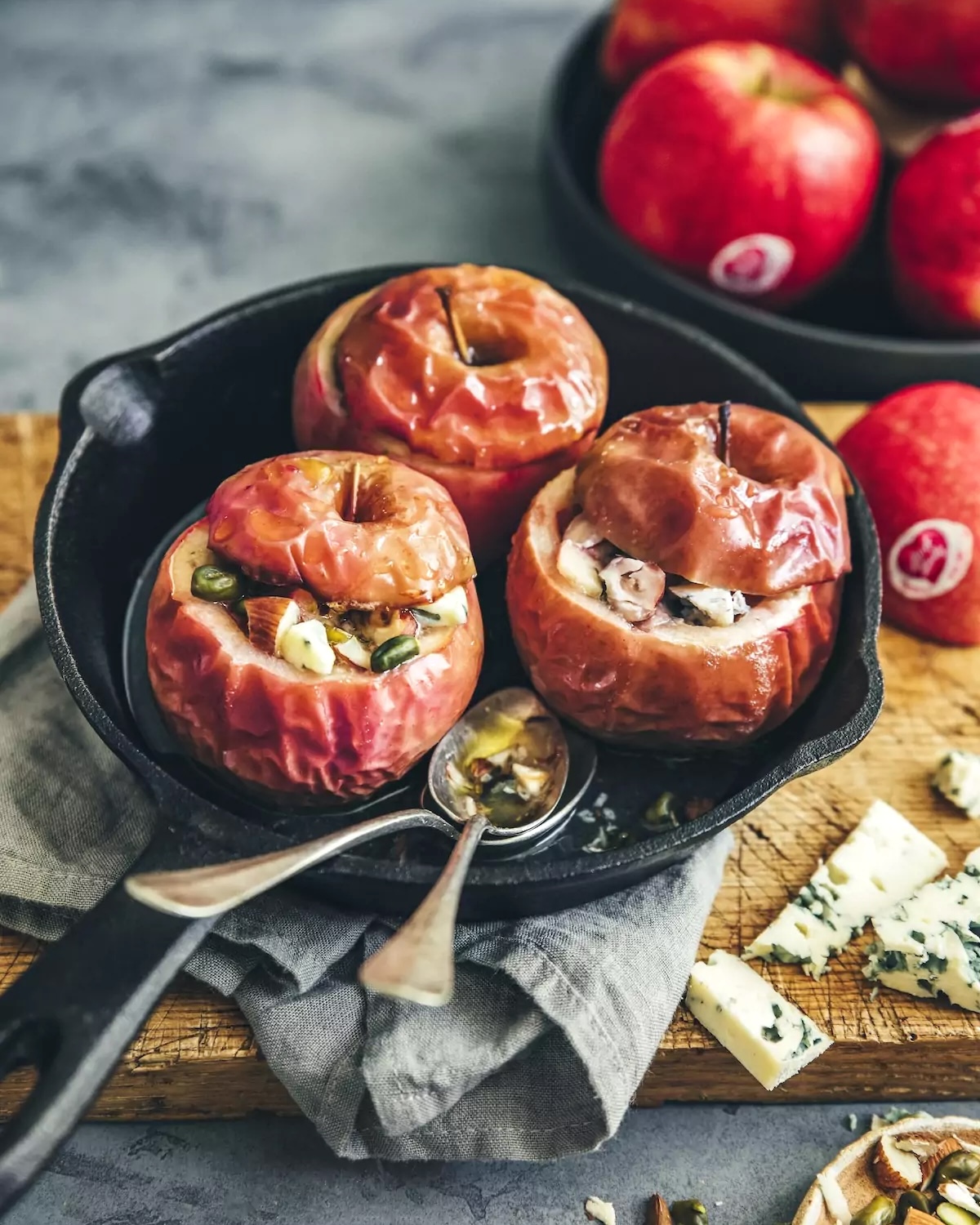 Pommes aux four farcies aux fruits secs et au Roquefort