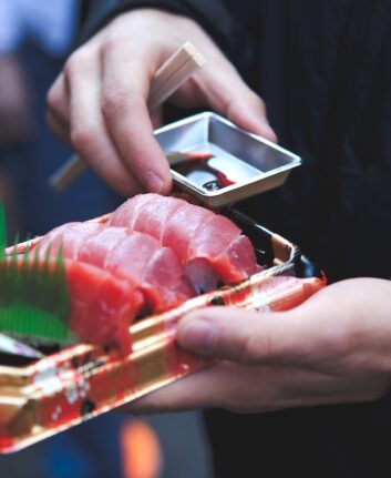 Sashimi dans une assiette