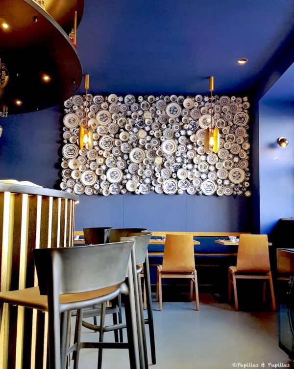 Man Mo - mur d'assiettes