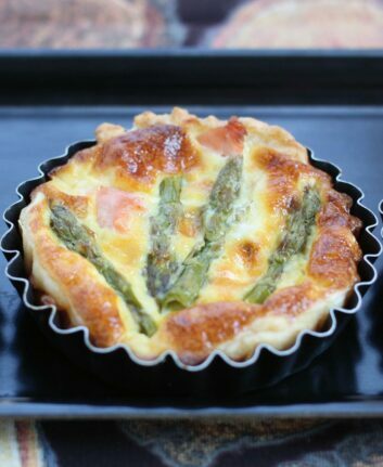 Tartelettes aux asperges, chèvre et saumon