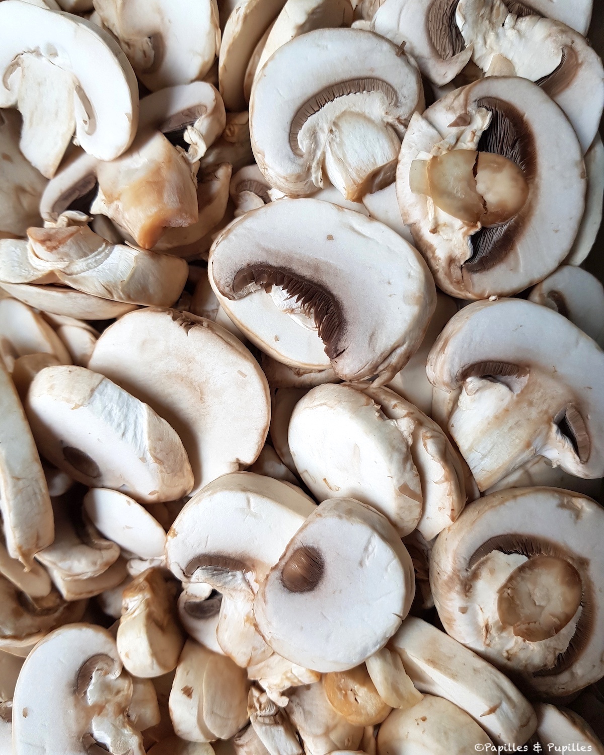 Champignons crus en lamelles