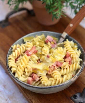 Pâtes à la fondue de poireaux et aux lardons