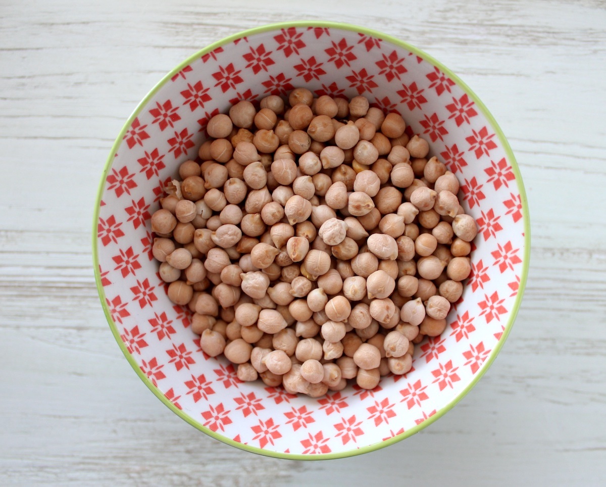 Pois chiches secs dans un bol, prêts à être cuisinés