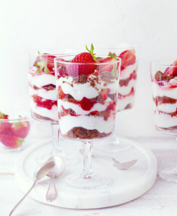 Verrines de fraises chantilly chocolat ©Julie Mechali : Annelyse Chardon : Cniel