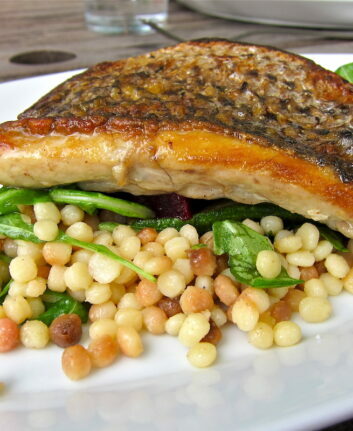 Bar, fregola sarde, betterave et roquettes ©Laissez Fare CC BY-NC 2.0