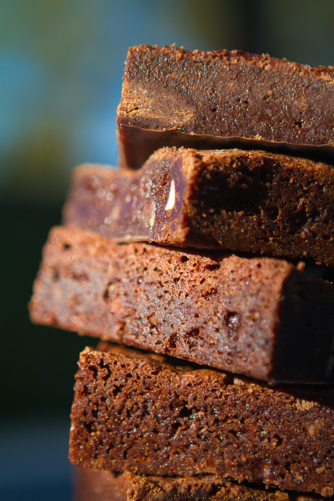 Une part de brownie au chocolat posée sur une assiette, photo verticale, esprit goûter maison