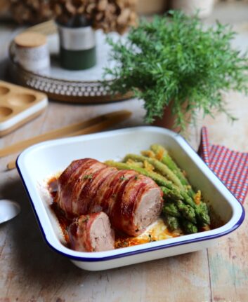 Rôti de veau en croûte de lard fumé et asperges vertes