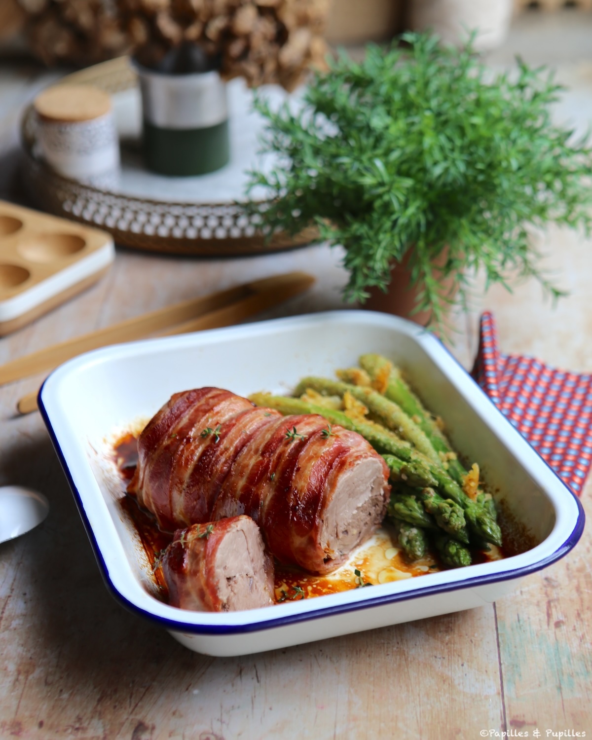 Rôti de veau en croûte de lard fumé et asperges vertes